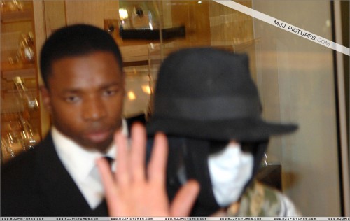 Michael shopping in Beverly Hills (April 21) (15)