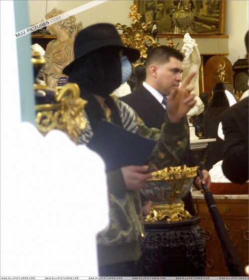 Michael shopping in Beverly Hills (April 21) (23)