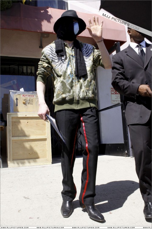 Michael shopping in Beverly Hills (April 21) (34)