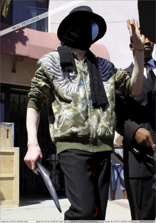 Michael shopping in Beverly Hills (April 21) (35)