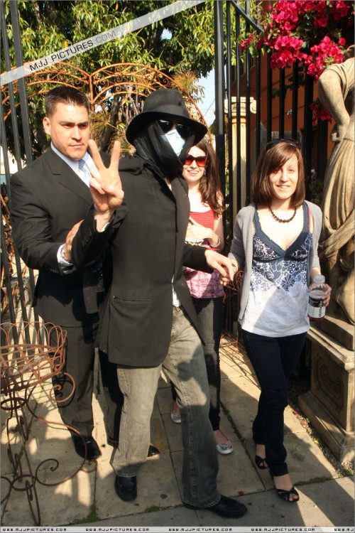 Michael shopping in Hollywood (April 22) (3)