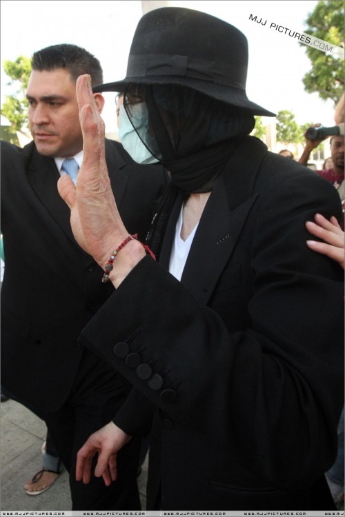 Michael shopping in Hollywood (April 22) (7)