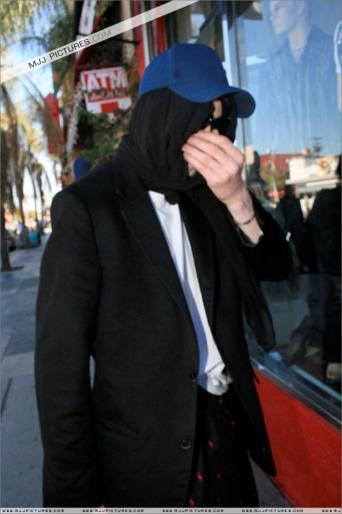 Michael shopping in LA 2007 (1)