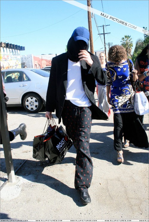 Michael shopping in LA 2007 (10)