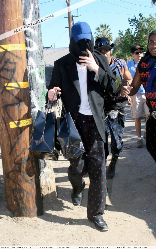 Michael shopping in LA 2007 (14)