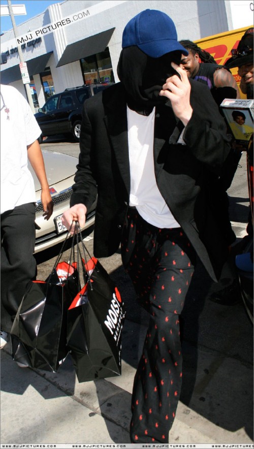 Michael shopping in LA 2007 (18)