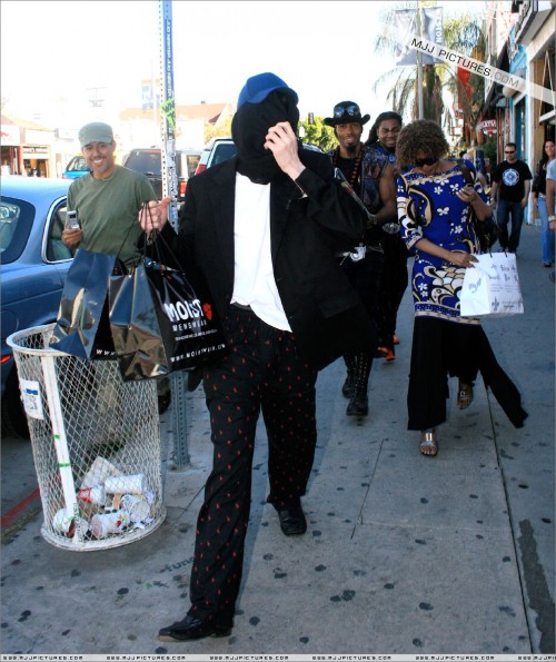 Michael shopping in LA 2007 (4)