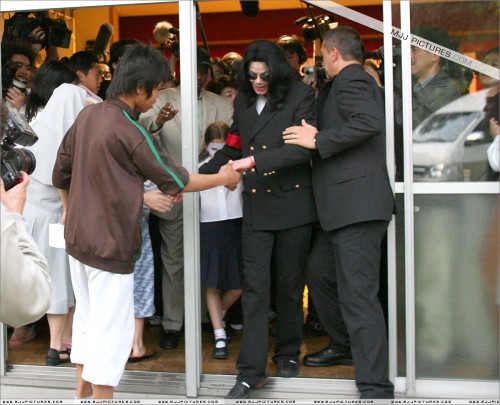 Michael visits an orphanage in Tokyo 2006 (18)