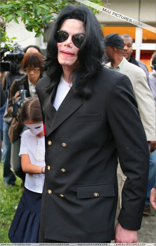 Michael visits an orphanage in Tokyo 2006 (19)