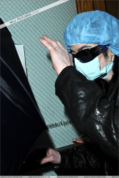 Michael visits doctor in Beverly Hills (February 5) (3)