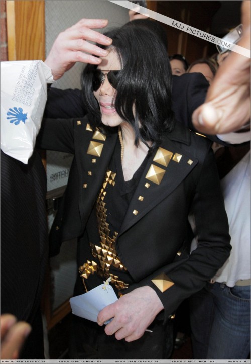 Michael visits doctor in Beverly Hills (May 21) (11)