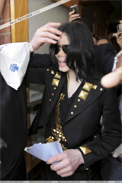 Michael visits doctor in Beverly Hills (May 21) (12)