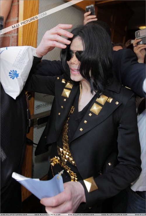 Michael visits doctor in Beverly Hills (May 21) (13)