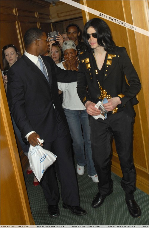 Michael visits doctor in Beverly Hills (May 21) (16)