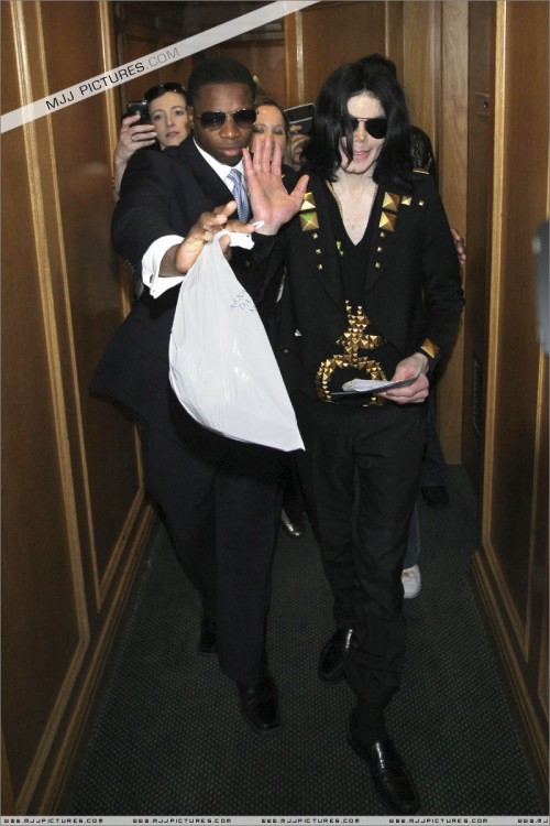 Michael visits doctor in Beverly Hills (May 21) (2)