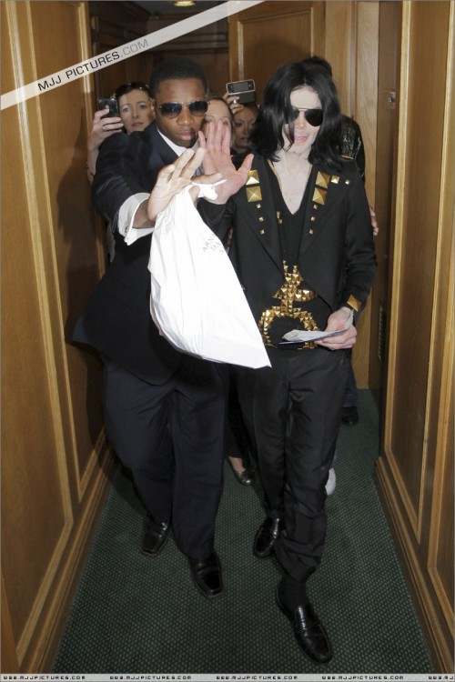 Michael visits doctor in Beverly Hills (May 21) (3)