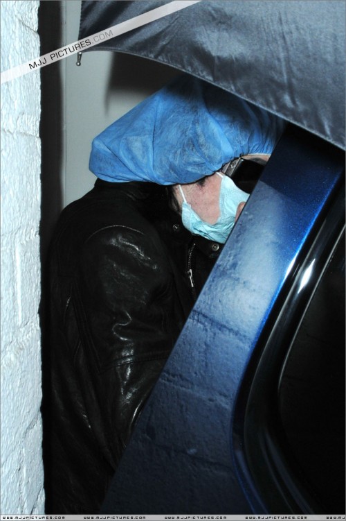 Michael visits doctor in Los Angeles (February 4) (3)