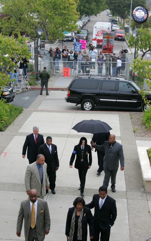 Michael Jackson arrives to the Santa Barbara County courthouse April 12, 2005 in Santa Maria, Califo