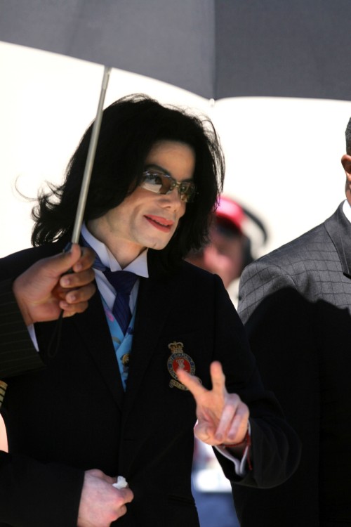 SANTA MARIA, CA - APRIL 20:  Michael Jackson waves a peace sign to his supporters as he leaves the S