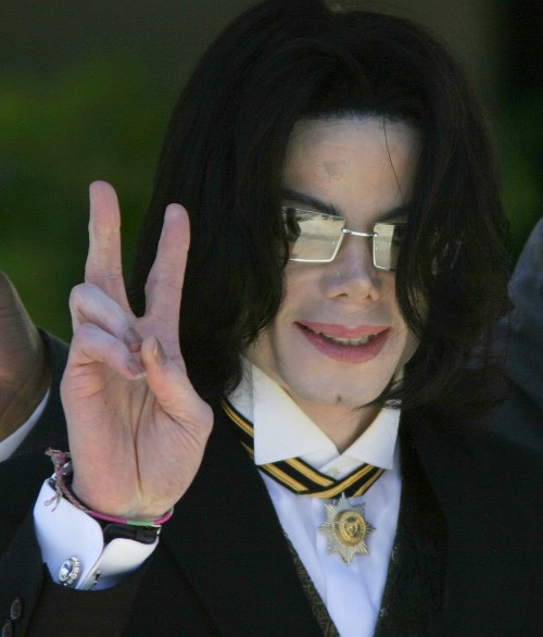 SANTA MARIA, CA - APRIL 25:  US Pop Star Michael Jackson gestures to his fans as he leaves the Santa