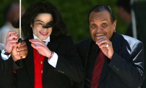 SANTA MARIA, CA - APRIL 29:  US pop star Michael Jackson (L) and father Joe Jackson (R) leave the Sa