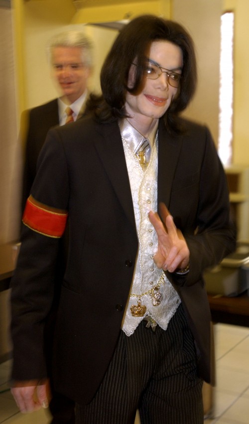 Santa Maria, Ca.- Michael Jackson flashing a peace sign as he pass the metal detector at Santa Barba