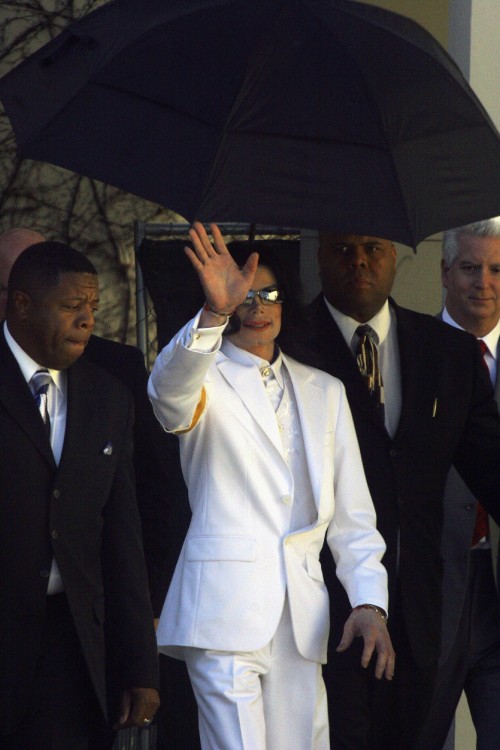 SANTA MARIA, CA - JANUARY 31:  Flanked by security and attorneys Pop Star Michael Jackson departs th