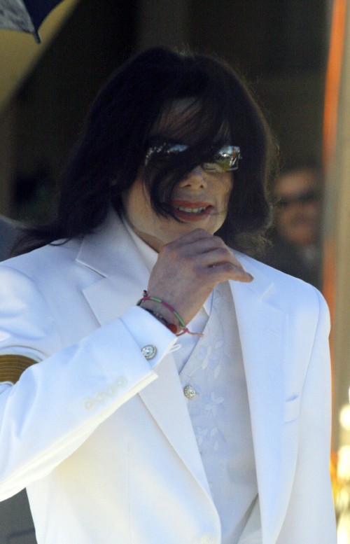 SANTA MARIA, CA - JANUARY 31:  Pop Star Michael Jackson departs the Santa Barbara Superior courthous