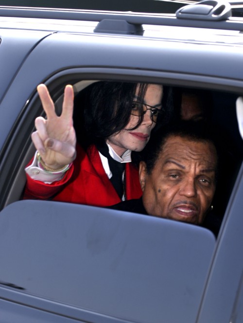 SANTA MARIA, CA - MARCH 14: Michael Jackson, accompanied by his father Joe jackson, waves a peace si