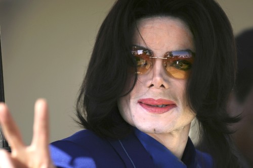 SANTA MARIA, CA - MARCH 16: Michael Jackson waves a peace sign at fans as he enters the Santa Barbar