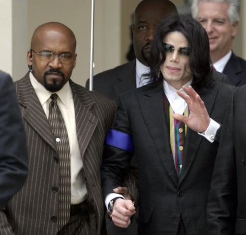 SANTA MARIA, CA - MARCH 21:  US Pop Star Michael Jackson gestures to his fans as he leaves at the Sa