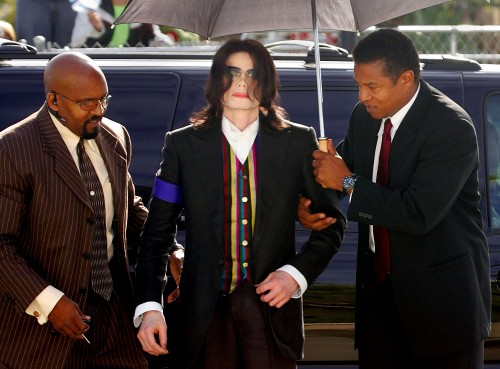 SANTA MARIA, CA - MARCH 21:  Michael Jackson (C) arrives at the Santa Maria Superior Court with help