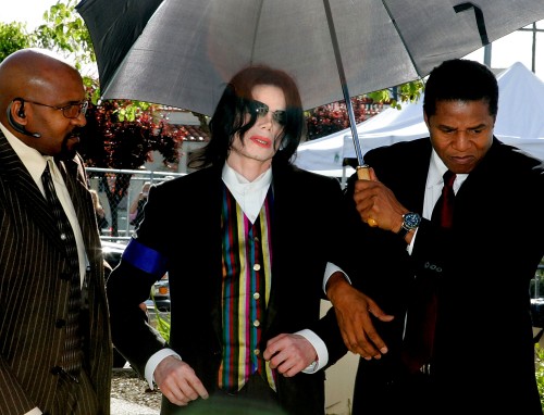 SANTA MARIA, CA - MARCH 21:  Michael Jackson (C) arrives at the Santa Maria Superior Court with help