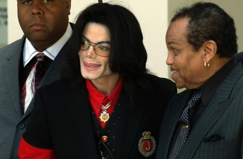 US pop star Michael Jackson (C) exits the Santa Barbara County Courthouse with his father Joe (R) af