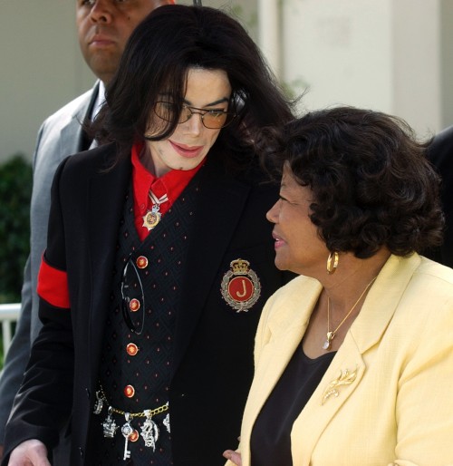 US pop star Michael Jackson (C) exits the Santa Barbara County Courthouse with his mother Katherine 