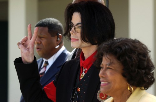 US pop star Michael Jackson (C) exits the Santa Barbara County Courthouse with his mother Katherine 