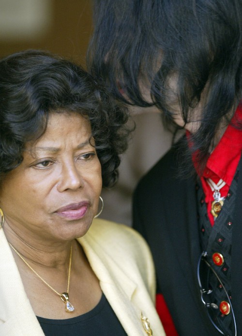 US pop star Michael Jackson (R) whispers to his mother Katherine (L) while exiting the Santa Barbara