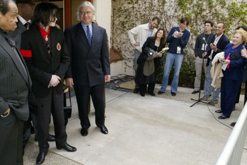 US pop star Michael Jackson (2nd L), with his father Joe (L) and lead defense attorney Thomas A. Mes