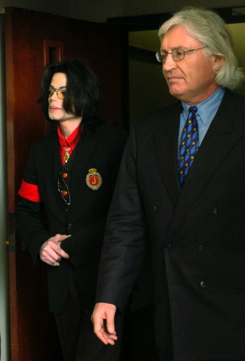 US pop star Michael Jackson (L) exits the courtroom with lead defense attorney Thomas A. Mesereau Jr