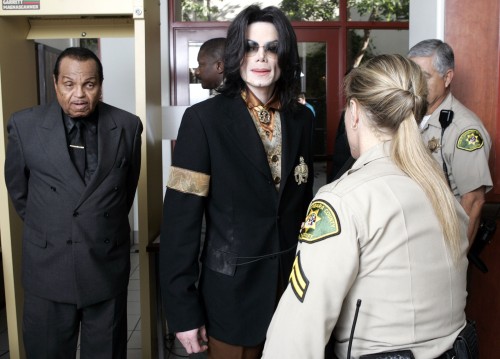 US pop star Michael Jackson (C) arrives with his father Joe (L) at the Santa Barbara County Courthou