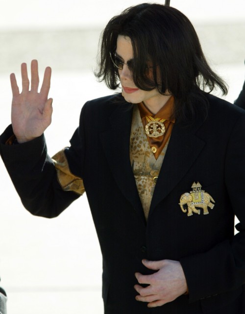 US pop star Michael Jackson waves to his supporters as he arrives at the Santa Barbara County Courth