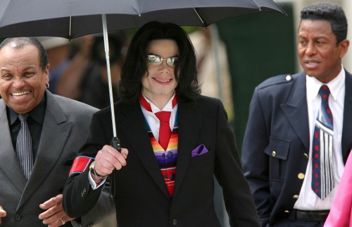 SANTA MARIA, CA - MAY 5: Singer Michael Jackson (C), Joe Jackson (L) and Jermaine Jackson (R)  exits